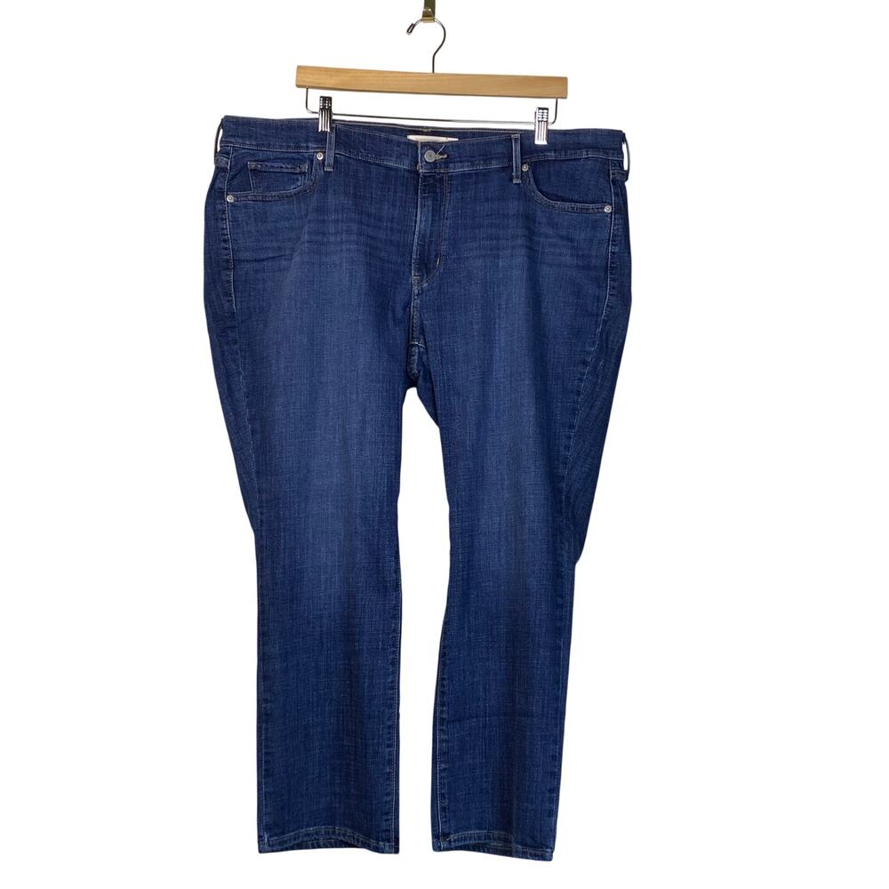 Levi’s 22W Dark Wash Straight Leg Jeans
Classic Denim